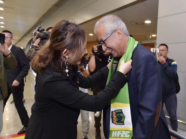 今日太阳官方宣布，杜兰特因为右腿筋伤势将缺席本场比赛，无缘与二弟三弟的对决。